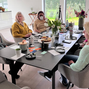 Groep ondernemers aan tafel voor een Tea Talk van Thats Called Strategy