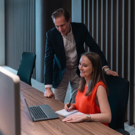 Zakenmensen werken samen tijdens coworkdagen van Thats Called Strategy en Space For You